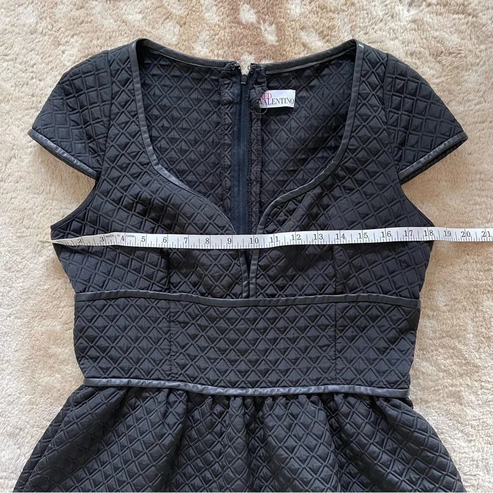 Red Valentino Quilted Short-Sleeve Sweetheart Dress, Black Size 46 - Picture 4 of 11